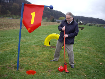 Extertals Bürgermeister H. Hoppenberg beim „Eineimern“ (Foto: Märtens, Radio Lippe)
